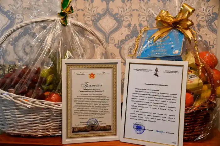 Трогательное поздравление ветерана войны военными моряками в Актау: проявление уважения и памяти о героизме Павлодаре