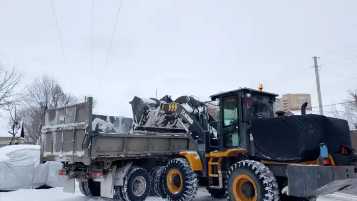 Свыше 3 тысяч рабочих и более 1800 единиц техники: в Астане продолжается круглосуточная очистка от снега (10)
