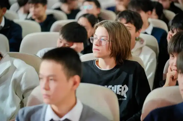 «Закон и порядок»: в Астане известный боксер встретился со школьниками (6)