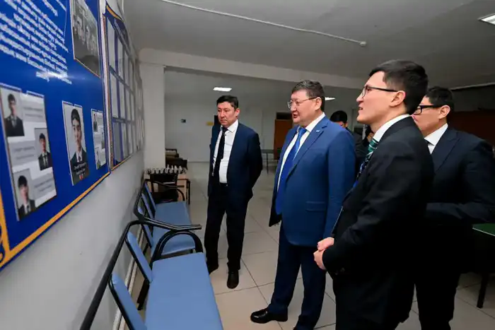 Аким области посетил лицей для одаренных детей в Семее (6)