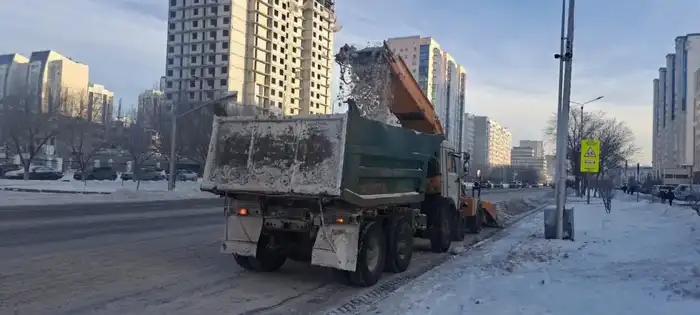 Около двух тысяч единиц спецтехники заняты в уборке снега в Астане (8)