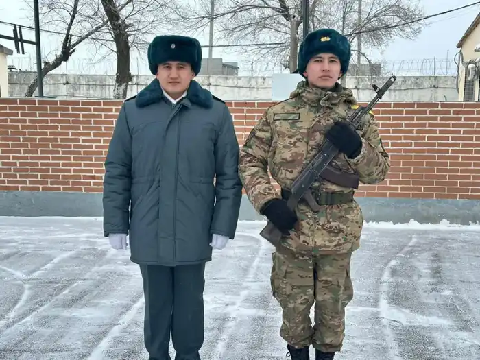 Старший брат принимает Военную присягу у младшего в Атырау Павлодаре