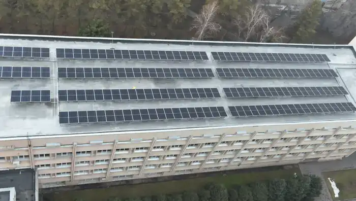 На крышах учебных корпусов КазНУ установлены солнечные панели (2)