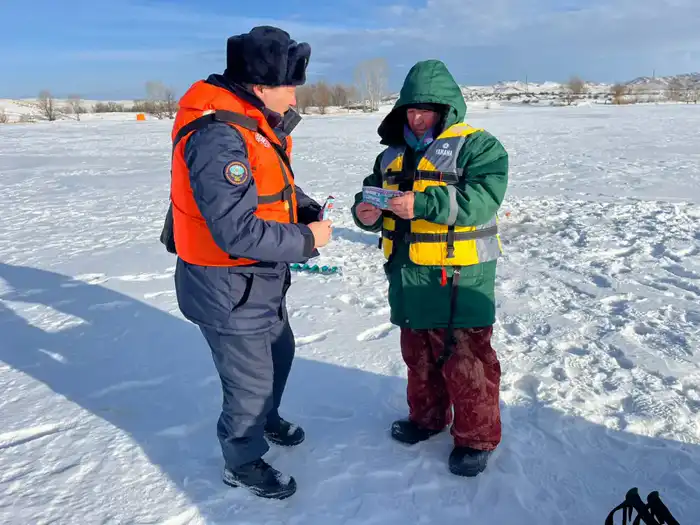 Kazakhstan's Emergency Situations Ministry Warns: Entering and Exiting Unstable Ice Poses Life Threats Павлодаре