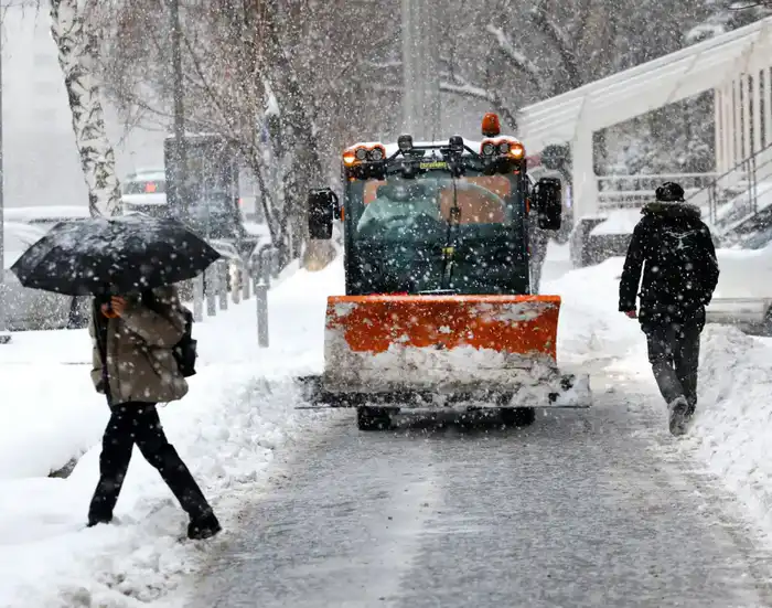 Усиленный режим работы коммунальных служб Алматы из-за снегопада и похолодания Павлодаре