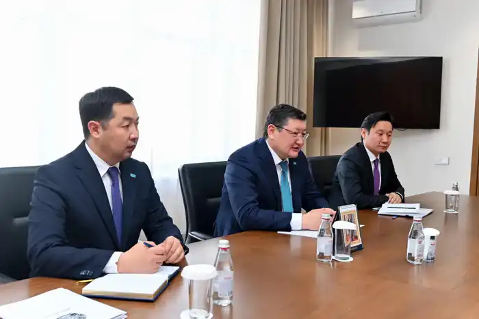 Встреча акима области с депутатом Мажилиса Нурланом Ауесбаевым обсуждение задач Президента проблемы здравоохранения культуры ликвидация последствий ядерного полигона Павлодаре