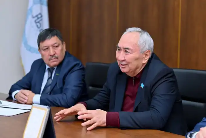 Аким области Абай встретился с депутатом Мажилиса Парламента Жигули Дайрабаевым (3)