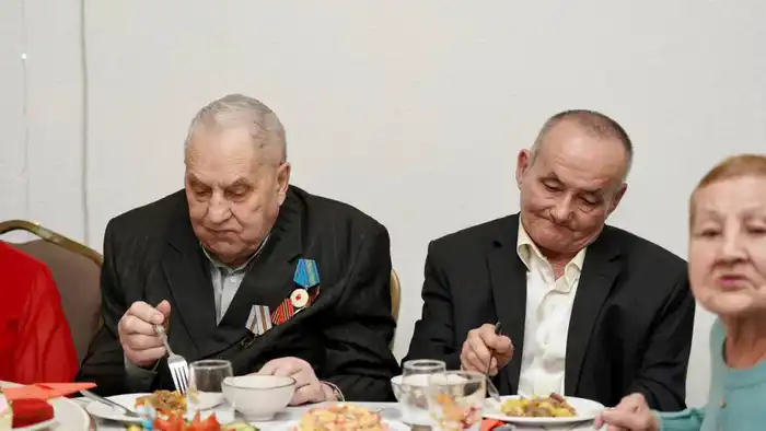 Аким ВКО провёл новогодний вечер с одинокими пожилыми людьми (2)