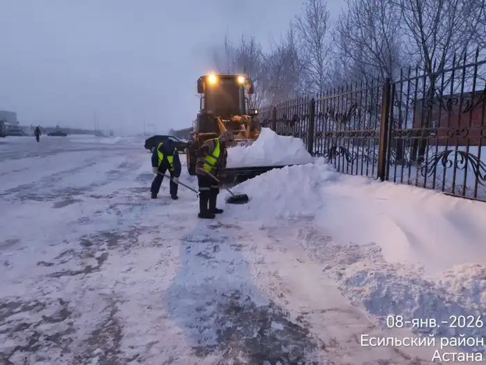Более 3 000 дорожных рабочих вышли на уборку снега в Астане (5)