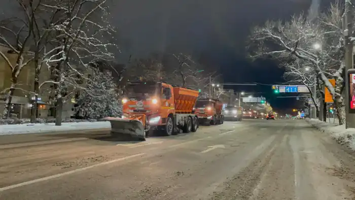 Алматинцы сталкиваются с последствиями сильного снегопада: коммунальные службы работают круглосуточно для очистки улиц Павлодаре