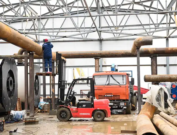 Глава региона ознакомился с ходом строительства автономной блок-модульной котельной на левом берегу (2)