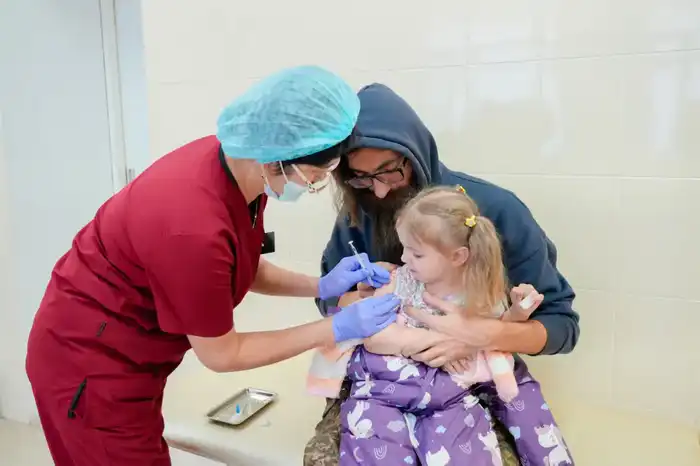 Врачи столицы Казахстана подчеркивают важность вакцинации для защиты здоровья детей Павлодаре