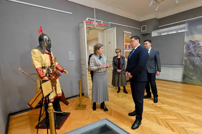 Аким области посетил выставку «Ұлы дала қазынасы» (8)