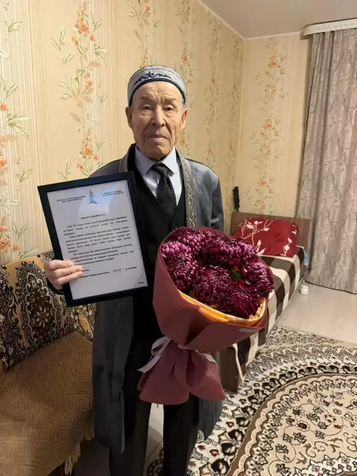 В Костанае военнослужащие поздравили ветерана войны с вековым юбилеем Павлодаре