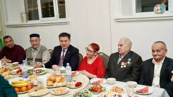 Аким ВКО провёл новогодний вечер с одинокими пожилыми людьми (6)