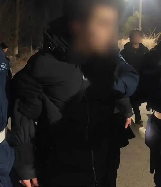 Гвардейцы задержали мужчину с холодным оружием в городе Конаев (2)