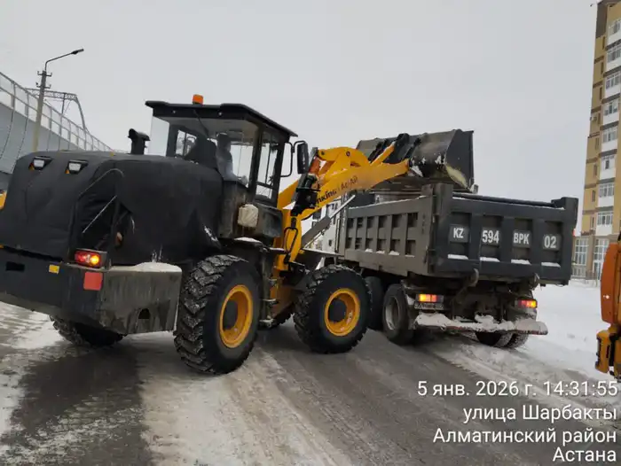 Свыше 3 тысяч рабочих и более 1800 единиц техники: в Астане продолжается круглосуточная очистка от снега (7)