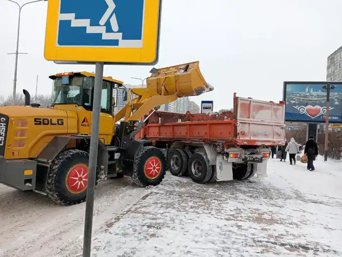 Более 1 500 единиц спецтехники задействовали в снегоуборочных работах в Астане ночью (5)