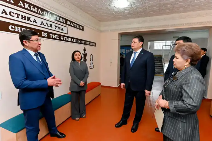 Аким области Берик Уали проверил гимназию №6 в Семее и обсудил проблемы учебных кабинетов Павлодаре