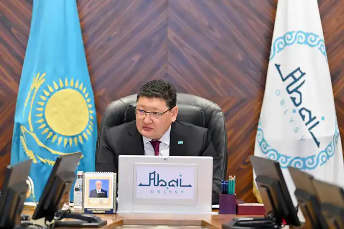 Аким области Абай проводит прием руководителей управлений, где заслушивает отчеты (10)