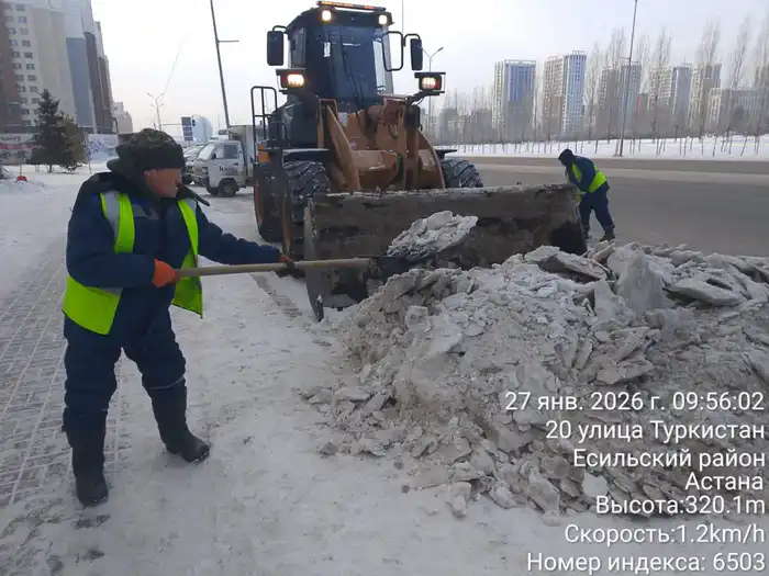 Более 1 100 единиц спецтехники задействовано в снегоуборочных работах в Астане Павлодаре