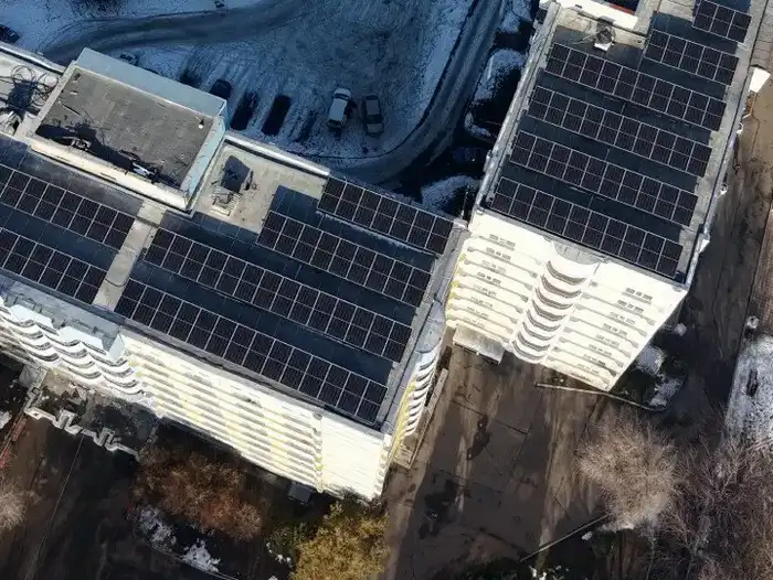 На крышах учебных корпусов КазНУ установлены солнечные панели (3)