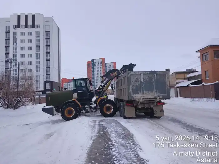 Свыше 3 тысяч рабочих и более 1800 единиц техники: в Астане продолжается круглосуточная очистка от снега (9)