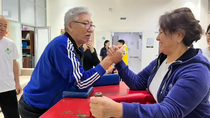 Пенсионеры Астаны демонстрируют активное долголетие через армрестлинг Павлодаре