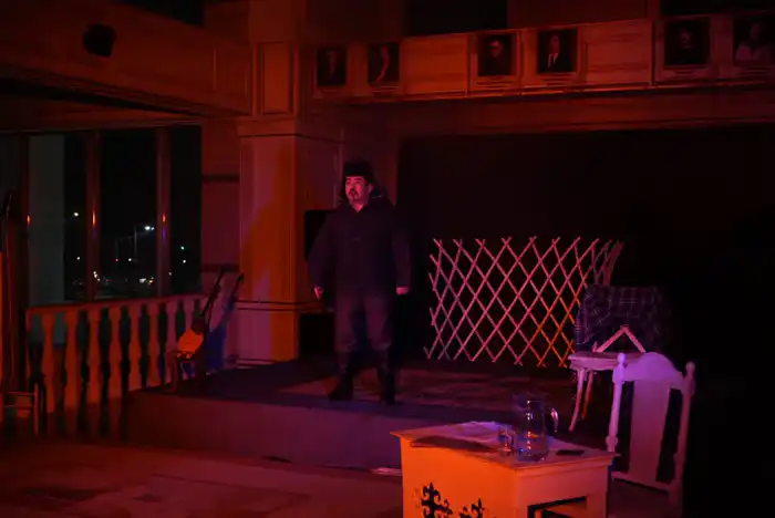 На сцене театра имени Бикен Римовой состоялся моноспектакль «Мұқағали» о поэте Мукагали Макатаеве Павлодаре
