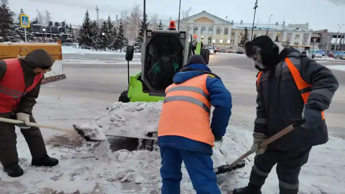 Астана: 1,5 тысячи единиц техники очищают снег Павлодаре
