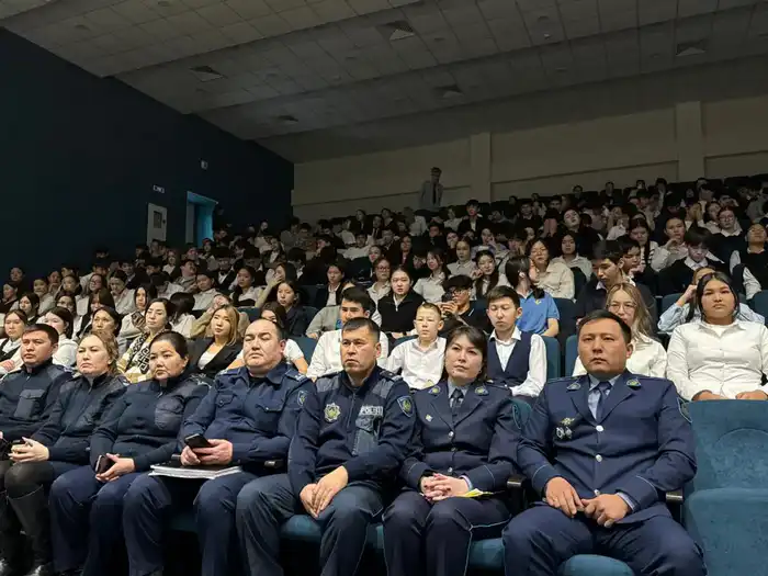 «Закон и порядок»: в Астане прошла профилактическая встреча со школьниками (5)