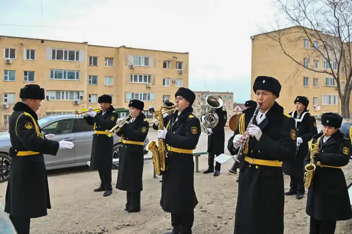 В Актау военные моряки поздравили ветерана войны с днем рождения (2)