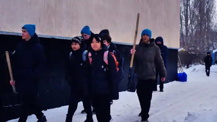 Участие 6900 школьников в уборке снега: формирование ответственности и сплоченности молодежи в Астане Павлодаре