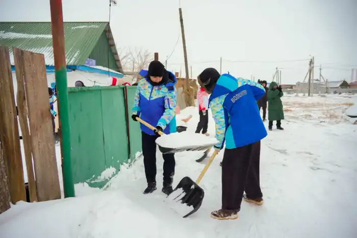 Столичные волонтеры помогли одиноким пенсионерам с уборкой снега (6)