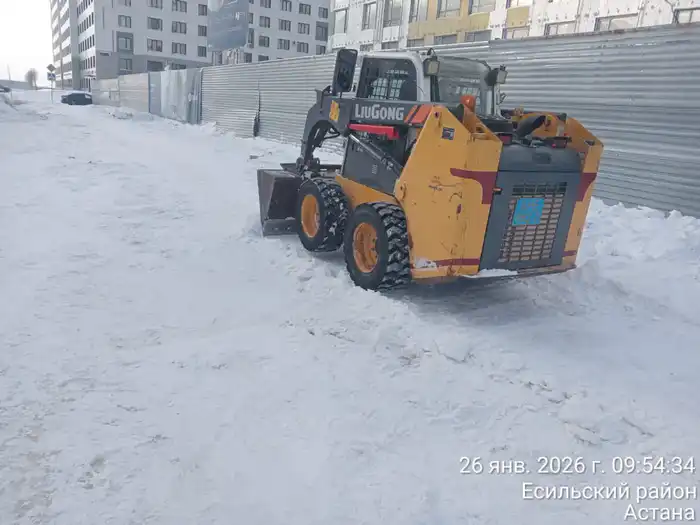 Астана: 1,2 тысячи спецтехники убирают снег Павлодаре