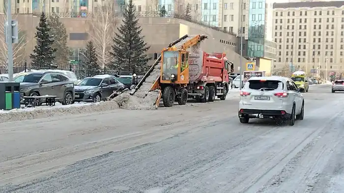 Около двух тысяч единиц спецтехники заняты в уборке снега в Астане (7)