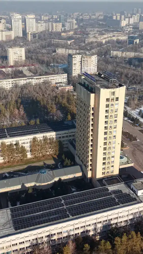 На крышах учебных корпусов КазНУ установлены солнечные панели (6)