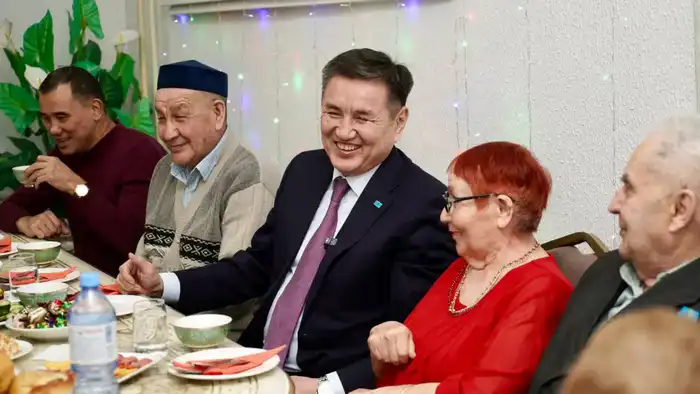 Аким ВКО поддерживает одиноких пожилых людей в преддверии Нового года Павлодаре