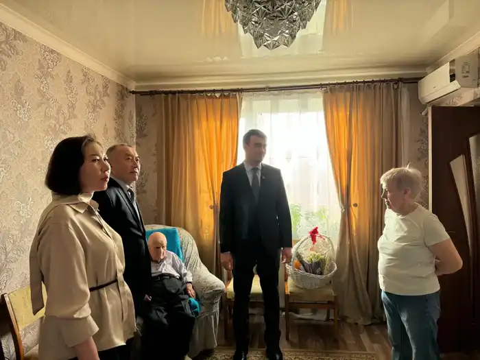 В Алматы поздравили ветерана ВОВ Анатолия Попова с 100-летием Павлодаре