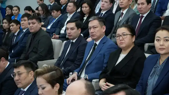 Пилот авиаотряда МЧС награждён нагрудным знаком «Құрметті авиатор» (2)