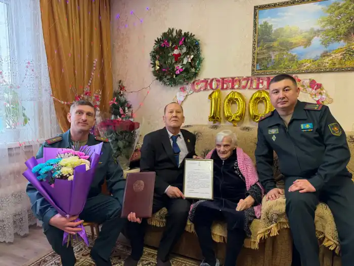 В Павлодарской области военнослужащие поздравили с вековым юбилеем ветеран войны Марию Матюшину (2)