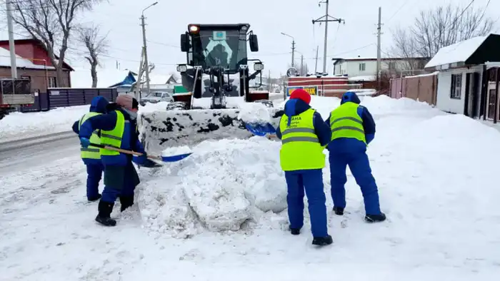 Более 1 500 единиц спецтехники задействовали в снегоуборочных работах в Астане ночью (7)