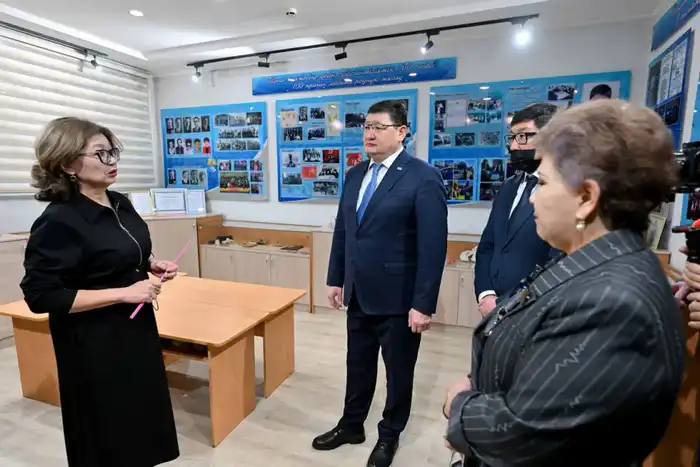 Аким области посетил гимназию №6 в Семее (9)