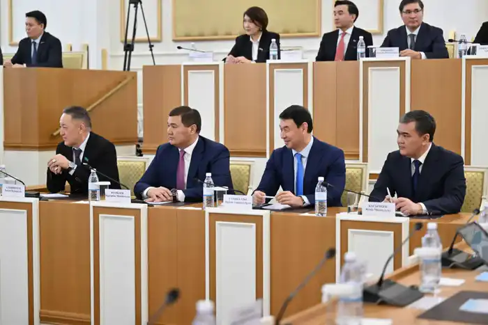 Обсуждение изменений в Конституцию на первом заседании Комиссии по Конституционной реформе в Астане Павлодаре