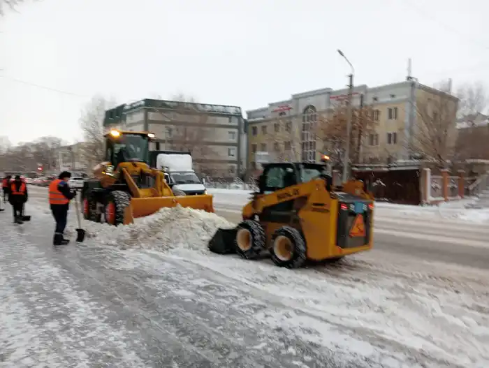 Более 1 500 единиц спецтехники задействовали в снегоуборочных работах в Астане ночью (2)