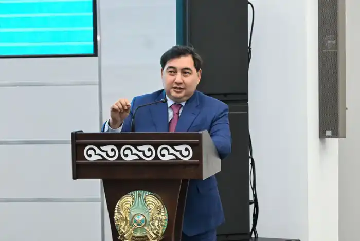 Дархан Жазықбай обсудил развитие госслужбы с сотрудниками министерств транспорта, промышленности и строительства РК Павлодаре