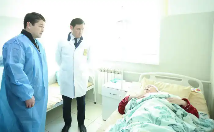 Аким Мангистауской области ознакомился с состоянием пострадавших в дорожно-транспортном происшествии в Бейнеуском районе (7)