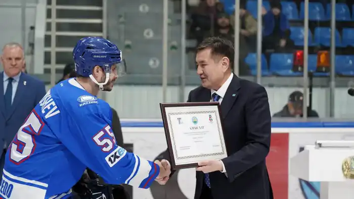 Аким ВКО наградил хоккеистов команды «Торпедо» (8)