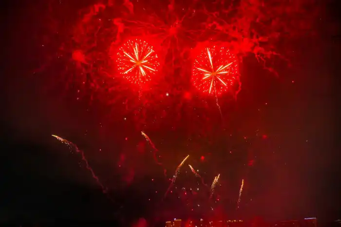 Новогодние салюты в Астане запустили в двух местах (10)