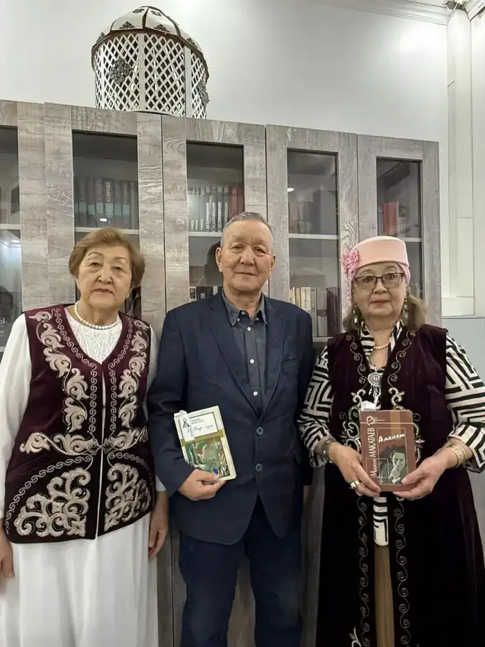 Челлендж в Астане: стихи Мукагали на диване? Павлодаре